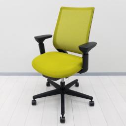 【背もたれに座と連動して動くシンクロロッキング搭載！座面の奥行きも調整可能！】■コクヨ（KOKUYO）製　ミトラ2（Mitra2）チェア　肘付　ハイバック　背面メッシュ　■可動肘　■グリーン×ブラックシェル　【弊社使用欄：A01096867】