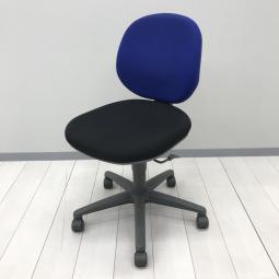 【コストパフォーマンスに優れた定番チェア！シンプルで機能性にも優れております！】■内田洋行（UCHIDA）製　ジャストチェア　肘無し　ローバック　■座面：ブラック / 背面：ブルー　【弊社使用欄：A01092289】【KN】
