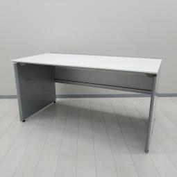 【ゆとりのあるワークスペースで作業効率アップ！】■コクヨ（KOKUYO)製　ワークヴィスタ（WorkVista）シリーズ　W1400×D735×H720mm　パーソナルテーブル　■引出無　パネル脚　■天板：ホワイト