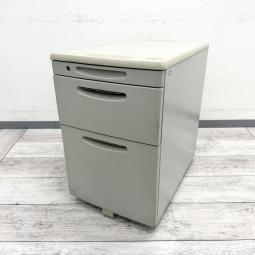【法人様限定！来店予約で中古商品8％OFF！9月末まで　岐阜店】
【デスク周りをすっきり整理！使いやすい定番3段ワゴン！】

■オカムラ製　SDシリーズ　3段ワゴン　W390×D570×H600mm　ライトグレー
■書類・ファイル・文房具などをまとめて収納でき、デスク下やデスクサイドの収納力アップにおすすめ！
■落ち着いたライトグレーで様々なオフィスデスクに合わせやすい定番タイプ。デスクワゴン・インサイドワゴン・サイドワゴン・脇机・袖机をお探しの方にもおすすめです！【okamura SD】