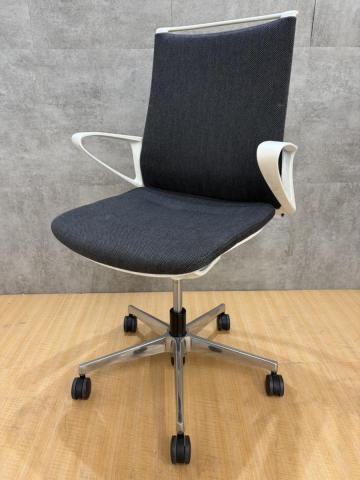 【中古】モード 樹脂 CA25BW FWK1 オカムラ（okamura） 肘付ミドルバックチェア