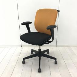 【在庫入替セール品！（本在庫限定価格）】【ミドルクラスの定番チェア！一人ひとりにマッチする座り心地！】■イトーキ（ITOKI）製　プラオチェア（PRAO）　ローバック　固定肘付き　■ランバーサポート付　■背面：アンバーオレンジ / 座面：ブラック ×ブラックシェル