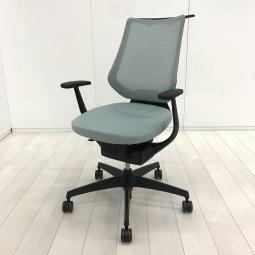 【定価約16万円】【イスとひとつになれる新感覚!360°揺れて体を自由に動かせる「グライディング・メカ」搭載!】■コクヨ(KOKUYO)製 イング(ing)チェア 肘付ハイバック 背面メッシュタイプ ■固定肘・ハンガー付き ■アッシュターコイズ×ブラックシェル