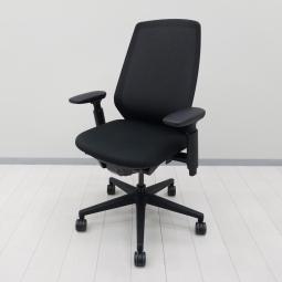 【2022年製】【超美品！】【軽い座り心地がクセになる！スタンダードなメッシュチェア！】■ウチダ（UCHIDA）　製　ニンバス（Nimbus）チェア　肘付き　ハイバック　■可動肘　■ブラック