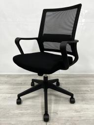 【新品】【整ったデザインがどんな仕事環境にもなじみやすく、あらゆるワークスペースに対応します。】■アスカ製　■肘付ハイバック　■ブラック　固定肘