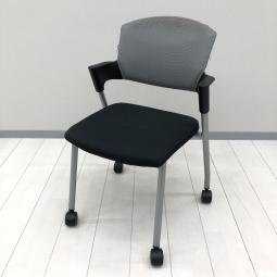 【シンプルスマートなスタッキングチェア！分厚いクッションで長時間でも快適な座り心地！】■コクヨ(KOKUYO)製　プロッティ(Protty)シリーズ　肘付スタッキングチェア　クッションタイプ　■固定肘　■キャスター付　■背面：グレー/座面：ブラック　※スレ・ほつれ有