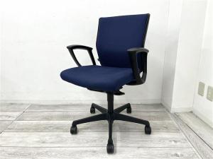 【定価9万円】【オフィスの定番チェア！起業や入替に！長時間のデスクワークもランバーが快適にサポート！】■オカムラ (okamura)製　エスクードチェア (ESCUDO)　肘付ローバック　■サークル肘　■色：ダークブルー【AD】