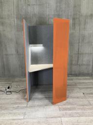 【左開口】【ワーカーの集中を高める省スペースなワークブース！】■オカムラ(okamura)製　ドレープ(drape)シリーズ　テトラタイプ　1人用ブース 　ソロワークブース（W1000/D1000/H1920）　■色：オレンジ（内側グレー）　■ライトつき