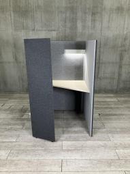 【右開口】【ワーカーの集中を高める省スペースなワークブース！高さ1520mmタイプ】■オカムラ(okamura)製　ドレープシリーズ（drape） テトラタイプ　1人用ブース 　ソロワークブース（W1000/D1000/H1520）　■ライトつき　■色： ダークグレー（内側ライトグレー）