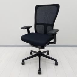 【スタイリッシュなデザインで多彩な機能搭載!腰部を左右非対称に調整できる唯一無二のチェア!】■ヘイワース(HAWORTH)製 ゾディ(ZODY)チェア 肘付 ハイバック 背面メッシュ ■可動肘 ■ブラック