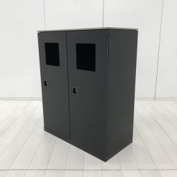 【9/29(火)入荷予定商品！】【リフレッシュスペースでのご利用にもオススメ！　カフェ調のオフィスで採用力強化！】■オカムラ(okamura)製　レクトライン(Rectline)シリーズ
■分別ダストボックス　■リサイクルトラッシュユニット　2連片開きトラッシュボックス　ゴミ箱　■ブラック　■ナチュラル天板≪リクルーティング・採用強化≫≪モチベーションUP・やる気向上≫≪ウェルビーイング≫