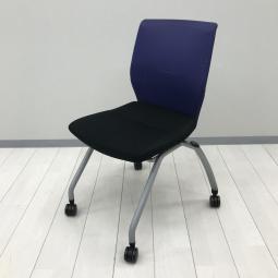 【上質な空間にフィットする美しいフォルムに確かな座り心地！座を跳ね上げ省スペースで収納可能！】■コクヨ(KOKUYO)製　スタイラ(Styla)チェア　肘無　ミーティングチェア　クッションタイプ　■キャスター付き　■背面：ネイビー/座面：ブラック　※スレ有　【弊社使用欄：A01093920】