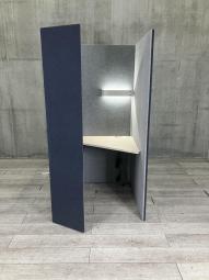 【右開口】【ワーカーの集中を高める省スペースなワークブース！高さ1920mmタイプ】■オカムラ(okamura)製　ドレープシリーズ（drape） テトラタイプ　1人用ブース 　ソロワークブース（W1000/D1000/H1920）　■ライトつき　■色：ブルー（内側ライトグレー）　【ABW商材】【関東倉庫在庫品】【弊社使用欄：A01095465】