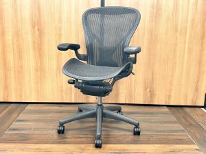 【オフィスチェアの最高峰！世界的にも有名なワーキングチェアが登場！在宅ワークにもおすすめ！】■ハーマンミラー（HermanMiller）製　アーロンチェア（AeronChair）　Bサイズ　■固定肘　■メッシュ　■ブラック※前傾チルト機能なし