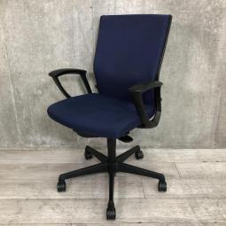 【長時間のデスクワークもランバーが快適にサポート！オフィスの定番チェア！】■オカムラ(okamura)製　エスクード(ESCUDO)チェア　肘付き　ハイバック　■サークル肘　■ランバーサポート付き　■ダークブルー×ブラックシェル　【弊社使用欄：A01093876】
