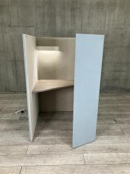 【左開口】【ワーカーの集中を高める省スペースなワークブース！高さ1520mmタイプ】■オカムラ(okamura)製　ドレープシリーズ（drape） テトラタイプ　1人用ブース 　ソロワークブース（W1000/D1000/H1520）■ライトつき　■色：ブルー（内側：ライトグレー）【ABW商材】【関東倉庫在庫品】【弊社使用欄：A01095910/A01095911】