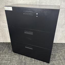 【中古】NS-105H-3 BK プラス ローキャビネット 3段ラテラル！ブラックカラーで合わせやすく、書類やオフィス用品を整理しやすい収納キャビネットです！/福岡で中古オフィス家具、オフィス収納をお探しならオフィスバスターズ福岡博多店へお気軽にお問い合わせください！　#オフィス収納　#3段ラテラル　#中古プラス　#ローキャビネット　#ブラック