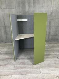 【左開口】【ワーカーの集中を高める省スペースなワークブース！高さ1520mmタイプ】■オカムラ(okamura)製　ドレープシリーズ（drape） テトラタイプ　1人用ブース 　ソロワークブース（W1000/D1000/H1520）　■色：グリーン（内側：ライトグレー）※照明（ライト）本体欠品【ABW商材】【関東倉庫在庫品】【弊社使用欄：A01097503】