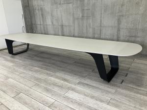 【希少！コミュニケーションの輪を広げるワークキャリアーシリーズの大型テーブル！】■オカムラ（okamura）製　ワークキャリアー（WORK CARRIER）シリーズ　大型テーブル　会議用　リフレッシュスペース　W4800㎜（2枚天板）　■天板：ライトグレージュ/脚：ブラック【ABW商材】【関東倉庫在庫品】【弊社使用欄：A01097960】