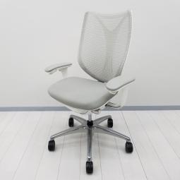 【9/29(火)入荷予定商品！】【流れるような美しいフォルムの最高級メッシュチェア！前傾チルト付きで作業効率アップ！】■オカムラ(okamura)製　サブリナ(Sabrina)チェア　肘付　ハイバック　背面メッシュ　■可動肘　■ライトグレー×ホワイトシェル≪リクルーティング・採用強化≫≪モチベーションUP・やる気向上≫≪ウェルビーイング≫