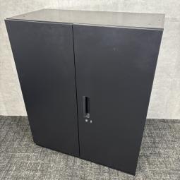 【中古】NS-105A BK プラス 両開き書庫！ブラックカラーで合わせやすく、シリンダー錠付きで書類や備品をしっかり管理しやすいオフィス収納です！/福岡で中古オフィス家具、オフィス収納をお探しならオフィスバスターズ福岡博多店へお気軽にお問い合わせください！　#両開き書庫　#オフィス収納　#中古プラス　#書庫　#シリンダー錠
