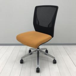 【オカムラ製のローコストチェア！コスト重視のお客様に非常におすすめ！】■オカムラ（okamura）製　ビラージュVCM2チェア（VILLAGE）　肘無ハイバック　■背面メッシュ　■座面：オレンジ / 背面：ブラック　※座面シミ混在　【弊社使用欄：A01097222】