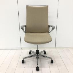 【在庫入替セール品！（本在庫限定価格）】【インナーメッシュ構造による優しく包み込む座り心地！】■オカムラ製　モードチェア　肘付　ベージュ　■スタイリッシュなデザインが人気のワーキングチェア！【Okamura　mode】