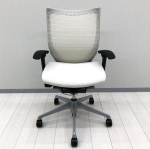 ☆状態良好品！【ワンランク上のワーキングチェア！良い椅子は腰を守る投資です！】■オカムラ製　バロンチェア　可動肘付　ホワイト　ブラックボディ　■人間工学に基づいた快適設計で身体にやさしくフィット！【Okamura　Baron】【クレジット決済優先】