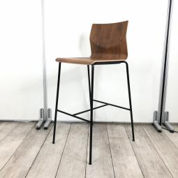 【定価約6万円】【ハイテーブルやカウンターに合わせて!リフレッシュスペースを演出!】■オカムラ(okamura)製 スイープ(sweep)シリーズ カウンターチェア ハイチェア ■木目ブラウン / 4本脚ブラック