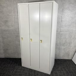 【中古】HDW-0931S-W9 イトーキ 3人用更衣ロッカー！シリンダー錠付きで、スタッフの衣類や私物を管理しやすいオフィスロッカーです！/福岡で中古オフィス家具、更衣ロッカーをお探しならオフィスバスターズ福岡博多店へお気軽にお問い合わせください！　#更衣ロッカー　#3人用ロッカー　#中古イトーキ　#オフィスロッカー　#シリンダー錠