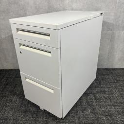 【ロット入荷】【中古】5-110-6560 ウチダ「スカエナ」3段脇机！ホワイトカラーで合わせやすく、デスクと組み合わせて使いやすいサイドワゴンです！/福岡で中古オフィス家具、オフィスデスクをお探しならオフィスバスターズ福岡博多店へお気軽にお問い合わせください！　#3段脇机　#中古ウチダ　#スカエナ　#オフィス収納　#ロット商品