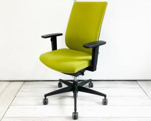 【オフィスの王道！　納得の座り心地！　魔法のように売れ続けている定番のオフィスチェア！】■コクヨ(KOKUYO)製　ウィザード2(wizard2)チェア　肘付ハイバック　■ライトオリーブ×ブラックシェル　■可動肘　■ランバーサポート付
