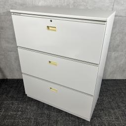 【中古】HTM-109AAS-W9 イトーキ 3段ラテラル！ホワイトカラーでオフィスに合わせやすく、天板付き・シリンダー錠付きで使いやすい収納キャビネットです！/福岡で中古オフィス家具、オフィス収納をお探しならオフィスバスターズ福岡博多店へお気軽にお問い合わせください！　#3段ラテラル　#オフィス収納　#中古イトーキ　#シリンダー錠　#天板付き