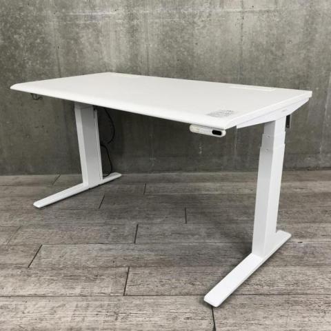 新定番/ABW/QOL オカムラ(okamura)製 スイフト(Swift)シリーズ 電動昇降デスク 昇降テーブル 平机 W1350×D675×H655~1255㎜ ■配線口・コンセントユニット付 ■ホワイト