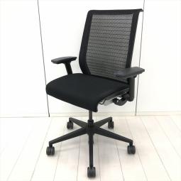 【あなたの「座る」を考える！ワイヤー構造が体を支える、有名海外メーカー製の定番チェア！】■スチールケース(Steelcase)製　シンク(think)チェア　肘付ハイバック　メッシュバックタイプ(3Dニット)　■可動肘　■ブラック