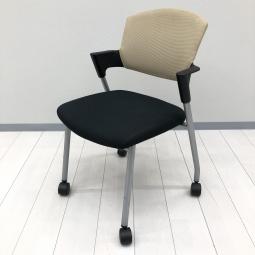 【シンプルスマートなスタッキングチェア！分厚いクッションで長時間でも快適な座り心地！】■コクヨ(KOKUYO)製　プロッティ(Protty)シリーズ　肘付スタッキングチェア　クッションタイプ　■固定肘・キャスター付　■背面：ベージュ/座面：ブラック　※ほつれ・破れ混在　オフィスバスターズ　梅田本店