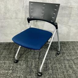 【西】【９脚揃いの入荷】イトーキ製　マノスチェア　ネスティングチェア　座面跳ね上げ式　ブルー×ブラック　＊良品を格安で！「オフィスバスターズ福岡西店」は、福岡を拠点として、全国へ中古オフィス用品・オフィス家具を提供しております