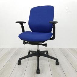 【西】【大人気チェア!!!】オカムラ製のオフィスチェア(事務椅子)【シルフィシリーズ/ブルー/可動肘ローバック】が入荷されました!