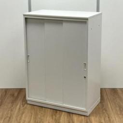 【在庫セール品：8台限定】（T10）■イトーキ(ITOKI)製　シンライン(THIN LINE)シリーズ　引き違い書庫　ローキャビネット　W800mm　3枚扉　■ホワイト　■シリンダー錠　■ホワイト天板付【手狭なオフィスで大活躍！　導線を確保できる引き違い戸のキャビネット！】