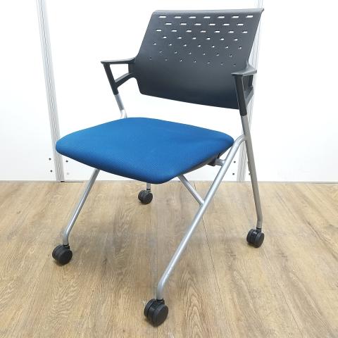 (T10)【商品入替のため、残り4脚限り】コクヨ製　ピエガ　プルシアンブルー　背面ブラックフレーム　キャスター付　背パッド無し　使わない時は平行に重ねて収納！　肘付きで長時間の会議も安心の座り心地！　ミーティングチェア　ネスティングチェア！！
