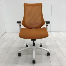 【スタイリッシュなデザインに快適な座り心地！】■イトーキ製　エフチェア　可動肘付　オレンジ　ハイバック　■姿勢の変化にフレキシブルに対応！【ITOKI　f】【在庫入替！お値下げ品！】★
