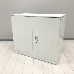 【オフィスの書類をスッキリ整理！オカムラの人気シリーズ書庫！取っ手がどの方向からでも開くマルチハンドル】■オカムラ(okamura)製　レクトライン(Rectline)シリーズ　両開き書庫　ローキャビネット　棚板1枚　 白天板付き　H780㎜　■シリンダー錠　■ホワイト