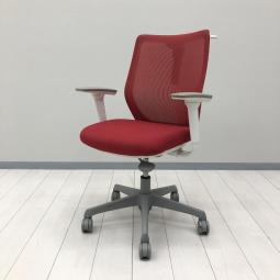 腰への負担を減らすS字形状！メッシュ背面のコンパクトなオフィスシーティング！
■オカムラ/CG-Mシリーズ/ビンテージレッド　肘付ローバック　背面メッシュ　可動肘
