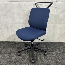 【ロット入荷】【中古】KZ-240GBHT1B2 イトーキ「トルテR」肘無ローバックチェア！ネイビーカラーで落ち着いた印象があり、複数台導入にもおすすめのオフィスチェアです！/福岡で中古オフィス家具、オフィスチェアをお探しならオフィスバスターズ福岡博多店へお気軽にお問い合わせください！　#オフィスチェア　#肘無ローバック　#中古イトーキ　#トルテR　#ロット商品