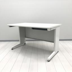 【ベーシックで使いやすい！スタンダードな幅1200㎜のオフィスデスク！】 ■イトーキ（ITOKI）製　CZRシリーズ　平机　W1200×D700×H700㎜　■ホワイト　※引出し欠け、日焼け混在