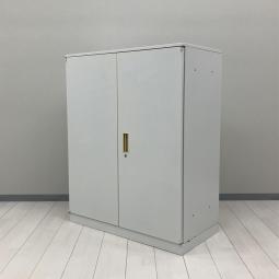 【つかいやすいサイズ感の人気両開き書庫！！】■ウチダ(UCHIDA)製　BEストレージシリーズ　両開き書庫　ローキャビネット　W900/D450/H1100　■シリンダー錠　■ホワイト　※日焼け有