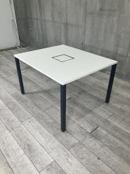 【スタイリッシュなミーティングテーブル！会議・打ち合わせ等にお勧め！】■コクヨ(KOKUYO)製　ワークフィット(WORKFIT)シリーズ　ミーティングテーブル　角テーブル　W1200×W1000×H720㎜　■配線口あり　■天板：ホワイト　脚：ブラック