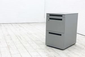 【OI】フリーアドレスデスクとの相性バツグン！　■オカムラ製　3段ワゴン　H650mm　■【オシャレなシルバーカラー！】【デスクサイドキャビネット】オフィスバスターズ 水戸サテライト　水戸市、日立市、ひたちなか市、鹿嶋市、神栖市、牛久市、古河市、結城市、東海村、つくば市