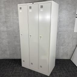 【中古・美品】ウチダ「NS型」3人用更衣ロッカー！ライトグレーカラーでオフィスに合わせやすく、スタッフの衣類や私物の収納におすすめのオフィスロッカーです！/福岡で中古オフィス家具、更衣ロッカーをお探しならオフィスバスターズ福岡博多店へお気軽にお問い合わせください！　#更衣ロッカー　#3人用ロッカー　#中古ウチダ　#NS型　#美品