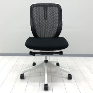 【三次元曲面で快適フィット！新感覚のオフィスシーティング！】■オカムラ　シルフィーチェア　ブラック　ホワイトボディ　ハンガー付　■背もたれのカーブを2段階調整できる！いま人気のワーキングチェア！【Okamrua　Sylphy】★